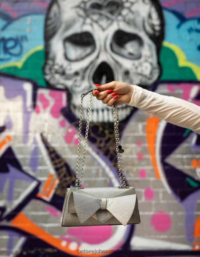 kantet bue cabriolet taske sølv tilbehør FT2T22215 Kvinder Betsey Johnson