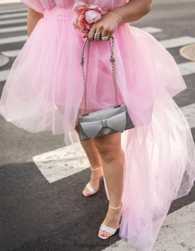 kantet bue cabriolet taske sølv tilbehør FT2T22215 Kvinder Betsey Johnson