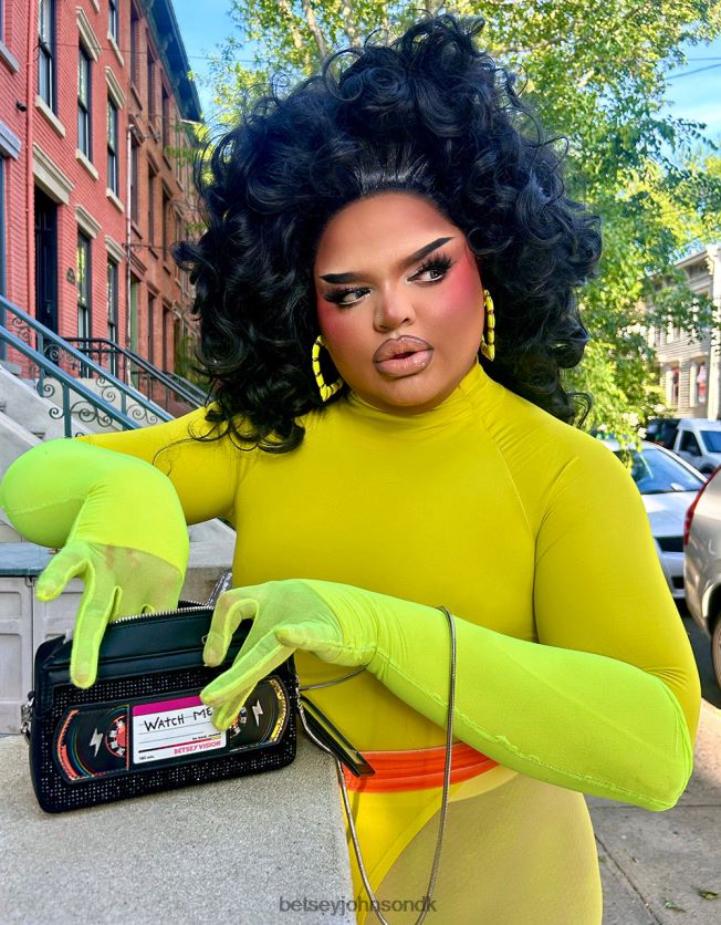 kitsch være venlig tilbagespole vhs crossbody sort tilbehør FT2T22223 Kvinder Betsey Johnson