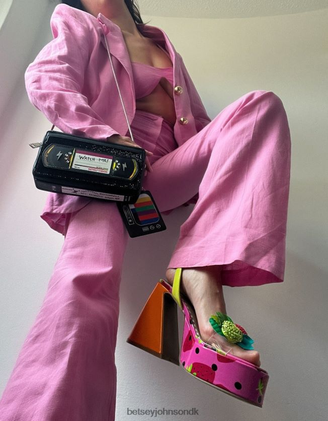 kitsch være venlig tilbagespole vhs crossbody sort tilbehør FT2T22223 Kvinder Betsey Johnson